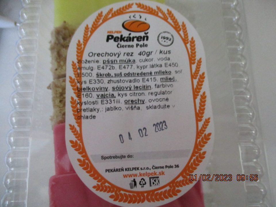 Orechový rez 40g v označení použité skratky, chýba úplná adresa výrobcu, nie je uvedené % použitej orechovej plnky.