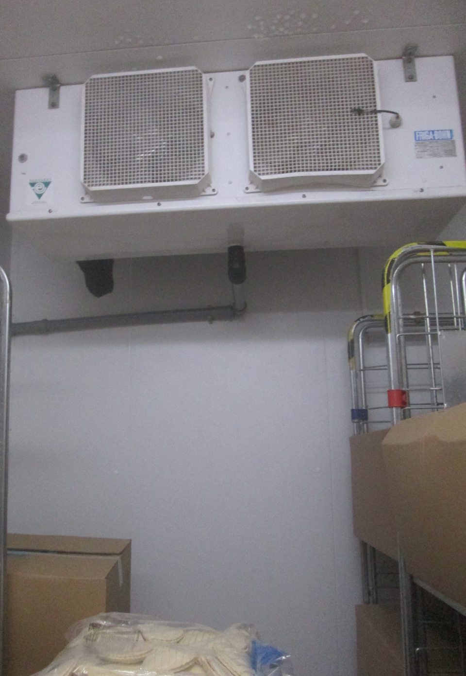 kondenz v mraziacom boxe nad ventilátorom a nad hlbokozmrazenými pekárenskými polotovarmi