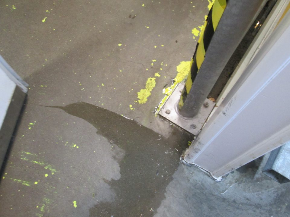 Vytekajúca voda z chladiaceho boxu určenom na skladovanie údenín a syrov popod dvere a ďalej pozdĺž steny v zázemí pozdĺž  troch chladiacich boxov.