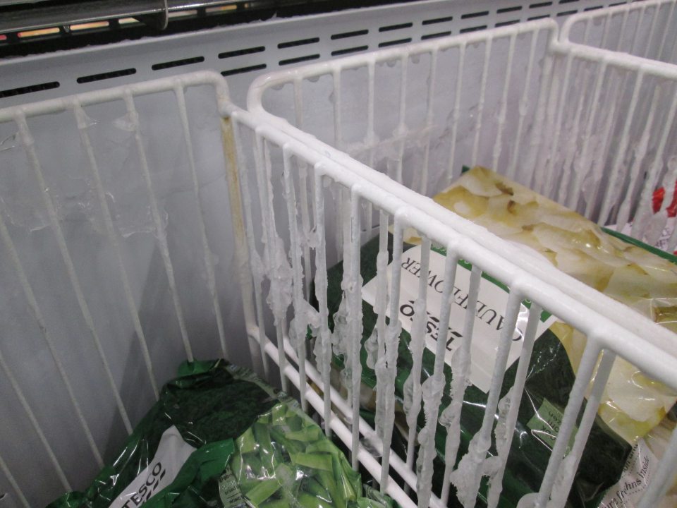 Košíky so zistenou hrubou námrazou v mraziacom boxe s uloženou hlbokozmrazenou zeleninou.