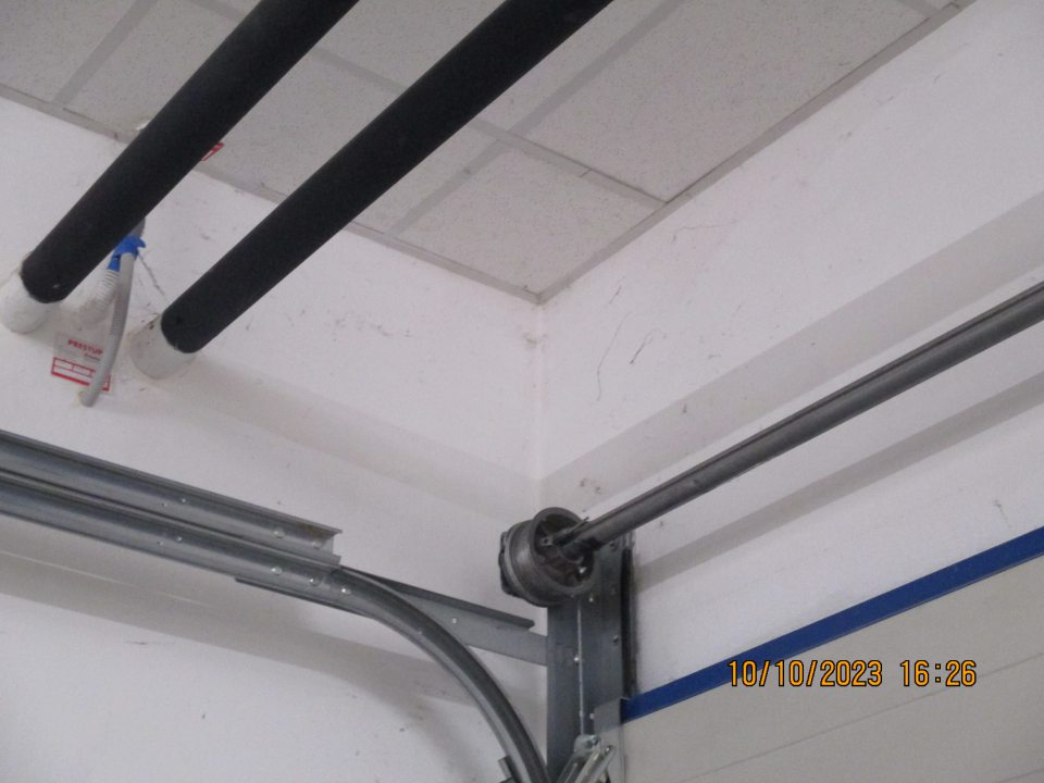 V časti príjmu tovaru výskyt pavučiny na strope a stenách. 