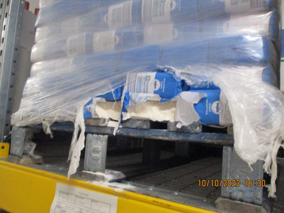 V časti so spotrebiteľsky balenou polohrubou múkou uloženou na kovových regáloch, roztrhané a poškodené spotrebiteľské balenia. 