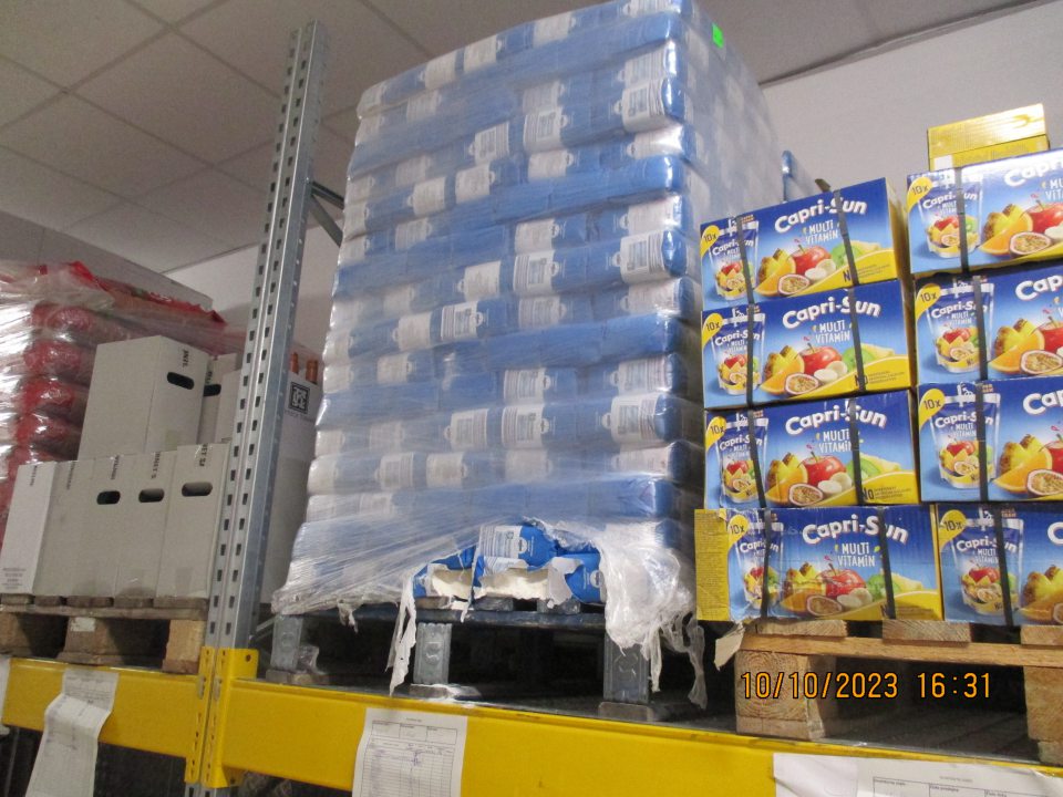 V časti so spotrebiteľsky balenou polohrubou múkou uloženou na kovových regáloch, roztrhané a poškodené spotrebiteľské balenia.