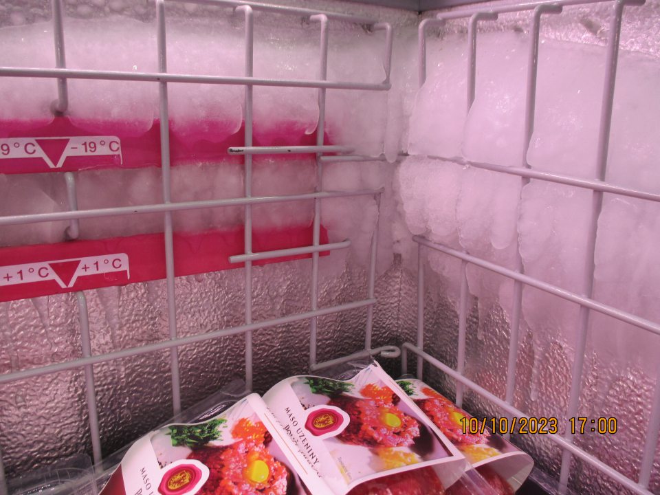 Na predajnej ploche - v chladiacom boxe s uloženým chladeným mäsom značný výskyt námrazy na stenách.  