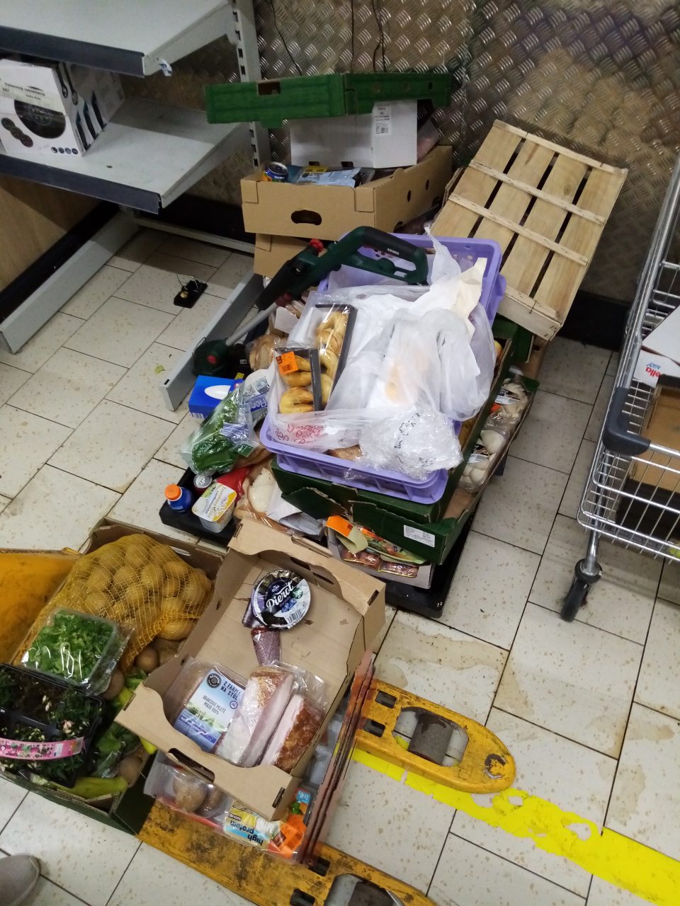 V skladových priestoroch zistená nevyhovujúca hygiena skladovania vyradeného tovaru.