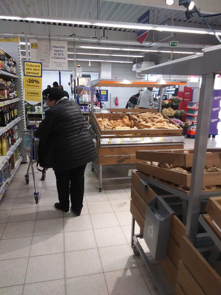 Nehygienické umiestňovanie na trh pekárenských výrobkov, ktoré boli uložené v regáloch, nechránené pred akoukoľvek kontamináciou z vonkajšieho prostredia.