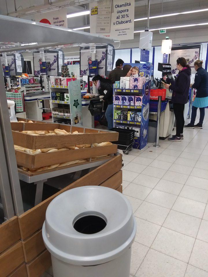 Nehygienické umiestňovanie na trh pekárenských výrobkov, ktoré boli uložené na regáloch, nechránené pred akoukoľvek kontamináciou z vonkajšieho prostredia.