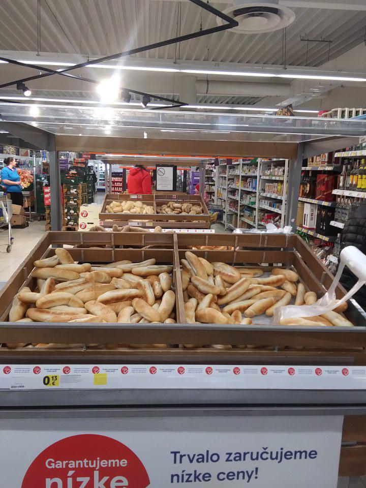 Nehygienické umiestňovanie na trh pekárenských výrobkov, ktoré boli uložené na regáloch, nechránené pred akoukoľvek kontamináciou z vonkajšieho prostredia.