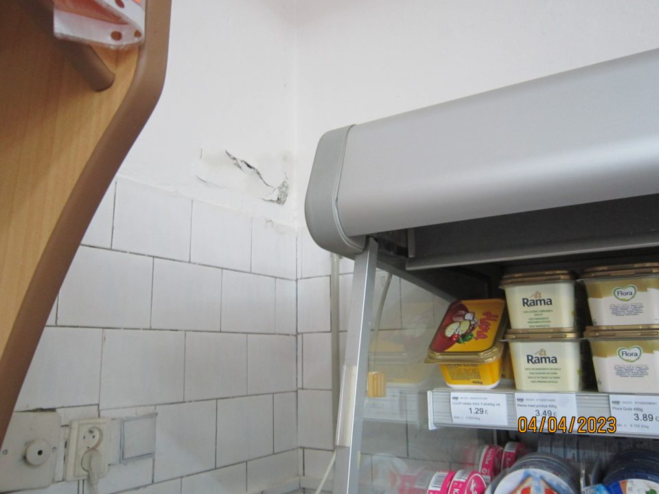 1. Poškodená opadávajúca omietka v predajni.