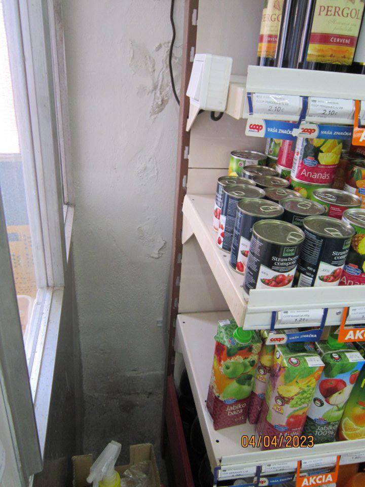 2. Poškodená, opadávajúca omietka v predajni.