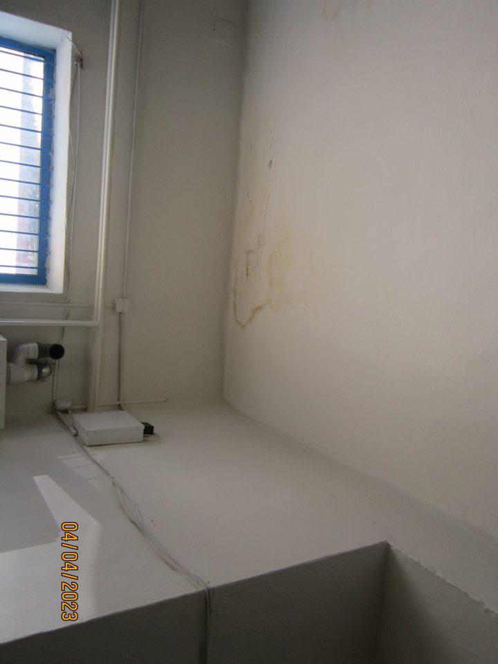 3. Zatečený a zaprášený strop v suchom sklade potravín.