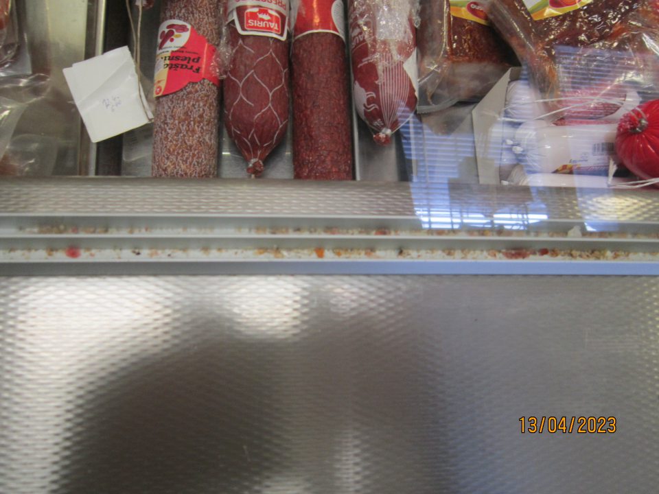 1. Znečistené chladiace zariadenie v predajni zvyškami potravín.