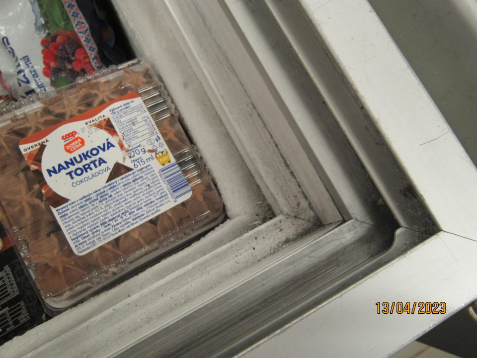 2. Znečistené mraziace zariadenie na hlbokozmrazené potraviny - drážky posuvných dverí zvyškami potravín a prachom.
