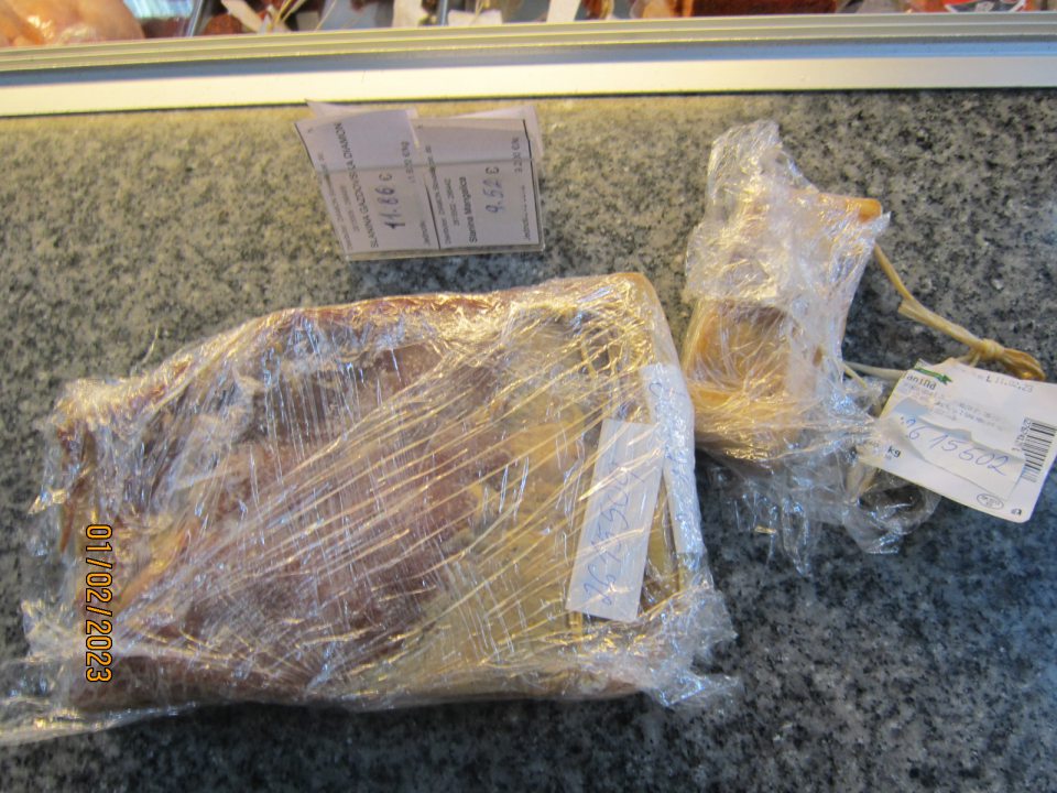 2. Predaj mäsového výrobku na váhu bez označenia skráteného dátumu spotreby v mieste predaja.