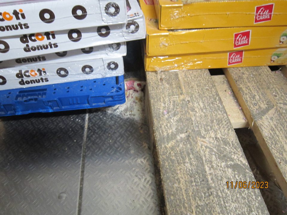 1. Znečistená podlaha v chladiarenskom sklade na skladovanie polotovarov určených na dopekanie a rozmrazovanie