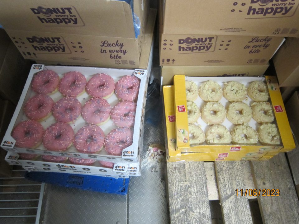 2. Znečistená podlaha rozdrvenými potravinami v mraziarenskom sklade na skladovanie polotovarov určených na dopekanie a rozmrazovanie 