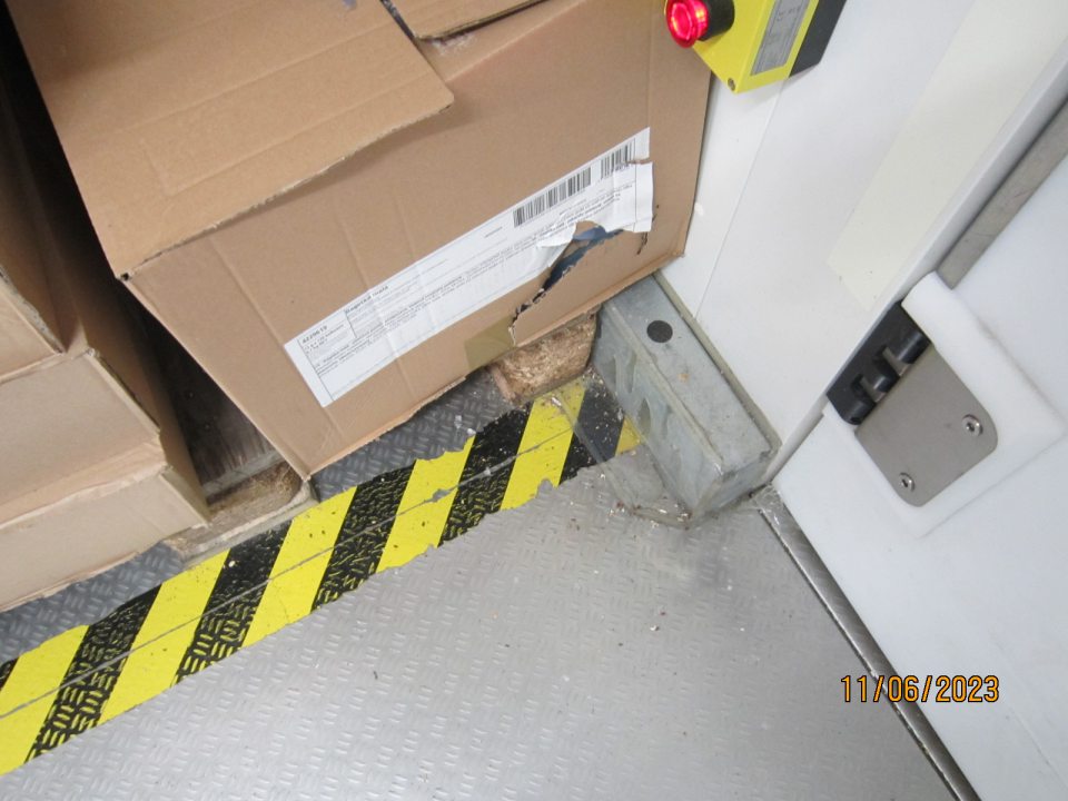 3. Znečistená podlaha mraziarenského skladu na skladovanie polotovarov určených na dopekanie a rozmrazovanie prachom a nečistotami 