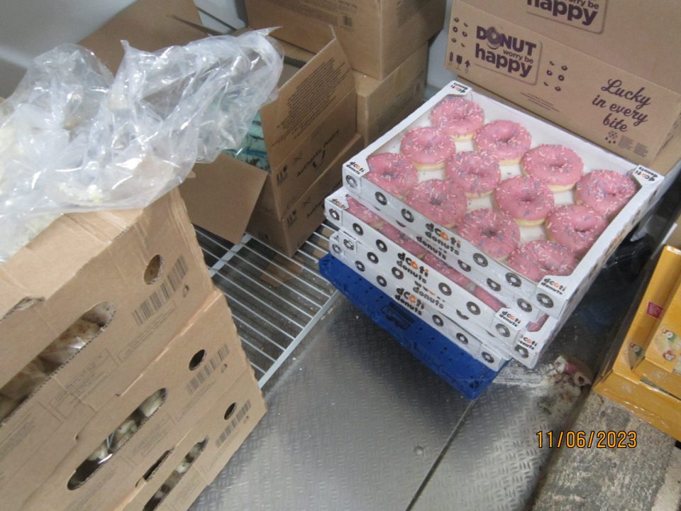 4. Znečistená podlaha v mraziarenskom sklade na skladovanie polotovarov určených na dopekanie a rozmrazovanie.