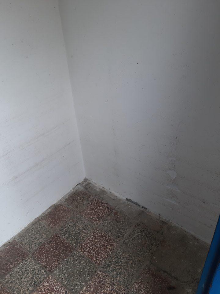 Stena v miestnosti určenej na dočasné skladovanie nebaleného a baleného pečiva je v spodnej časti je poškodená, omietka opadaná.