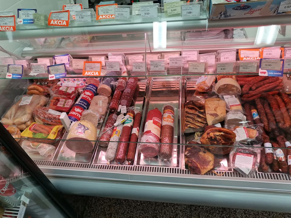 Mäsové výrobky predávané na hmotnosť a krájané mäsové výrobky uchovávané v chladiarenskej vitríne na predajnej ploche neboli na viditeľnom mieste na výveske v blízkosti vystavených potravín označené údajom o dátume spotreby.