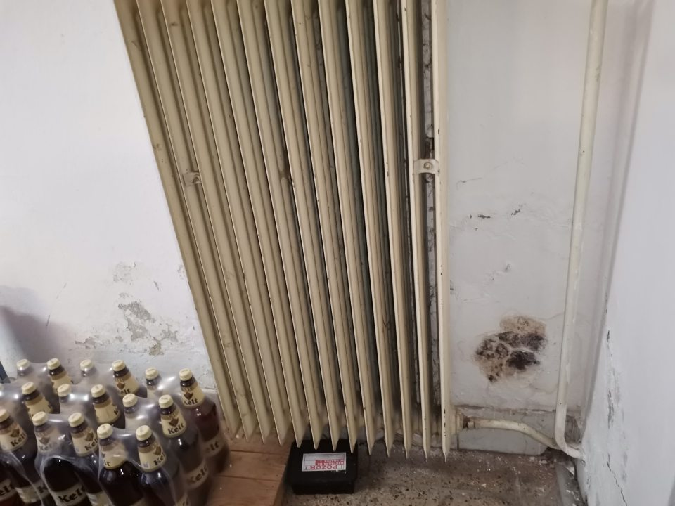 Stena v suchom sklade potravín v okolí radiárota v mieste skladovania piva je poškodená, omietka opadaná a podlaha znečistená zvyškami opadanej omietky.