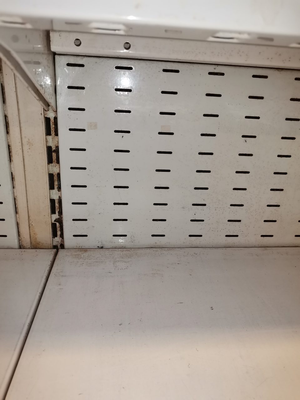 Ložná plocha chladiacej vitríny na predajnej ploche je znečistená zaschnutou nečistotou v časti uchovávania mliečnych výrobkov- syrov.