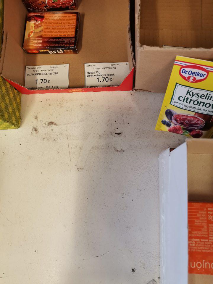 Regál na predajnej ploche určený na uchovávanie dehydrovaných výrobkov- bujónov je znečistená hrubou vrstvou prachu.