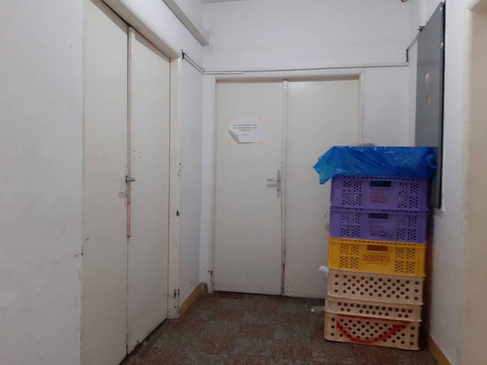 Dvere v manipulačnej miestnosti majú poškodený, opotrebovaný náter, drevené dvere majú poškodenú, zlomenú drevenú lištu, zárubne dverí majú poškodený náter.