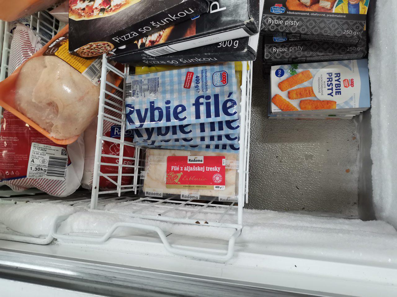 Mraziaci box na uchovávanie hlbokozmrazeného hydinového mäsa a rybích výrobkov na predajnej ploche je znečistený v mieste uchovávania rybích prstov zvyškami usušených potravín.