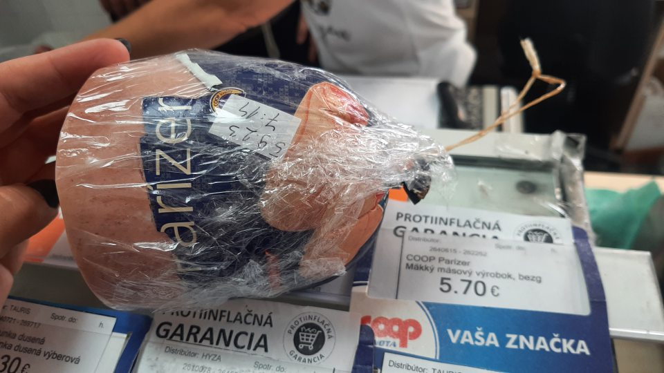 1. Predaj mäsového výrobku v predajni v chladiacej vitríne bez označenia dátumu spotreby na originálnom obale, ktorý udáva výrobca, a to: COOP PARÍZER - zvyšok mäsového výrobku, celková hmotnosť: 0,485 kg, cena: 5,70 eur/1kg, celková cena: 2,7645 eur, dodávateľ: TAURIS, a.s., Potravinárska 6, 979 01 Rimavská Sobota, SK 618 ES.