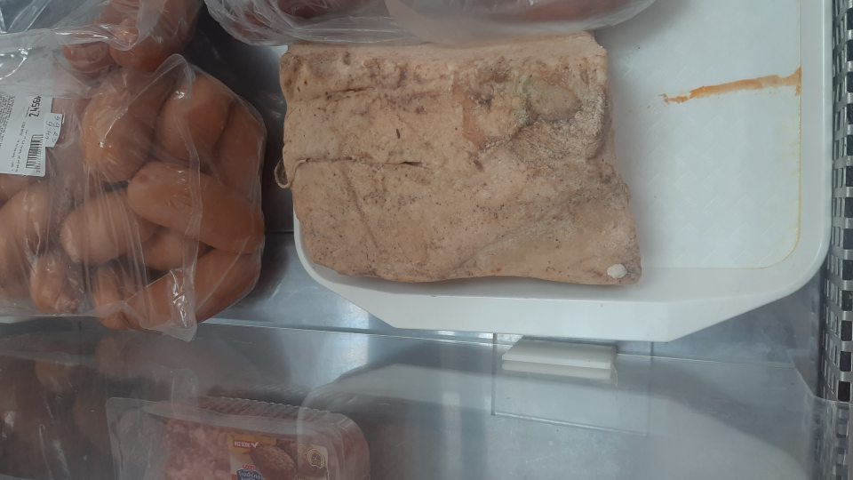 2. Predaj mäsového výrobku v predajni v chladiacej vitríne bez označenia dátumu spotreby pre zákazníkov (predaj na váhu) na štítku v blízkosti výrobku, a to: Sedliacka slanina,1 celý kus, celková hmotnisť: 1,5 kg, cena: 7,30 eur/1kg, celková cena: 10,95 eur, dodávateľ: POZANA MEAT, s.r.o., 960 01 Zvolen, dátum spotreby: 04.10.2023 - uvedený v dodacom liste.