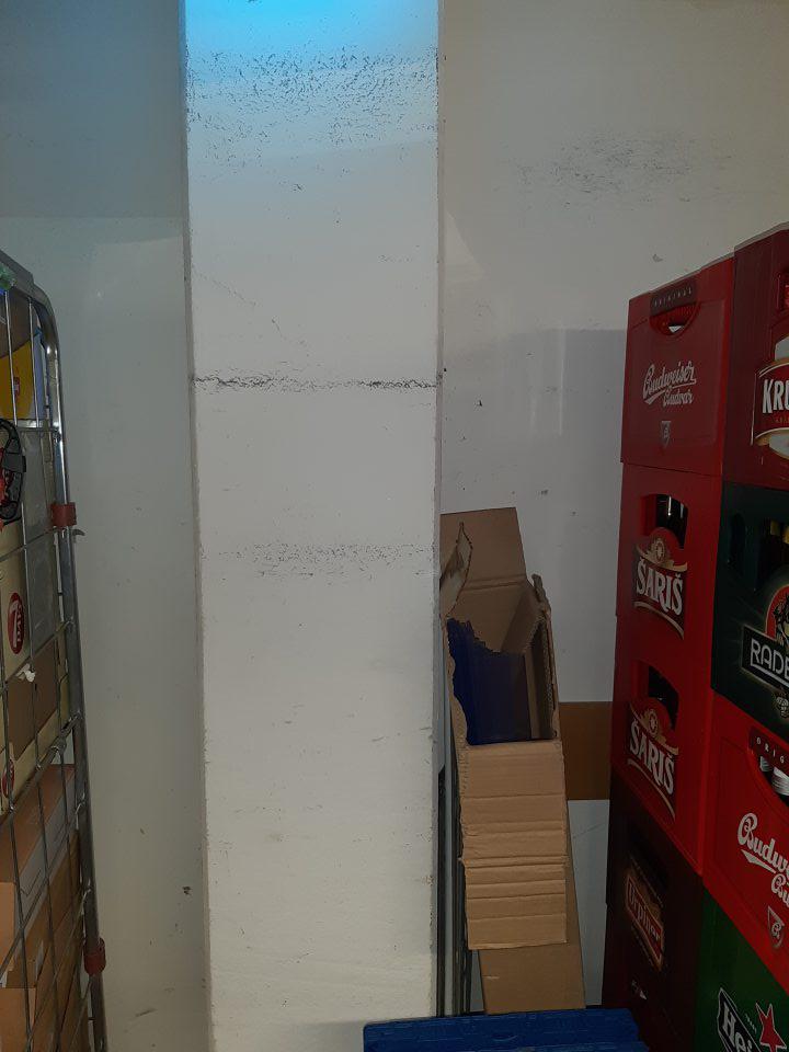 V sklade potravín stena pod lapačom hmyzu je znečistená na viacerých miestach.