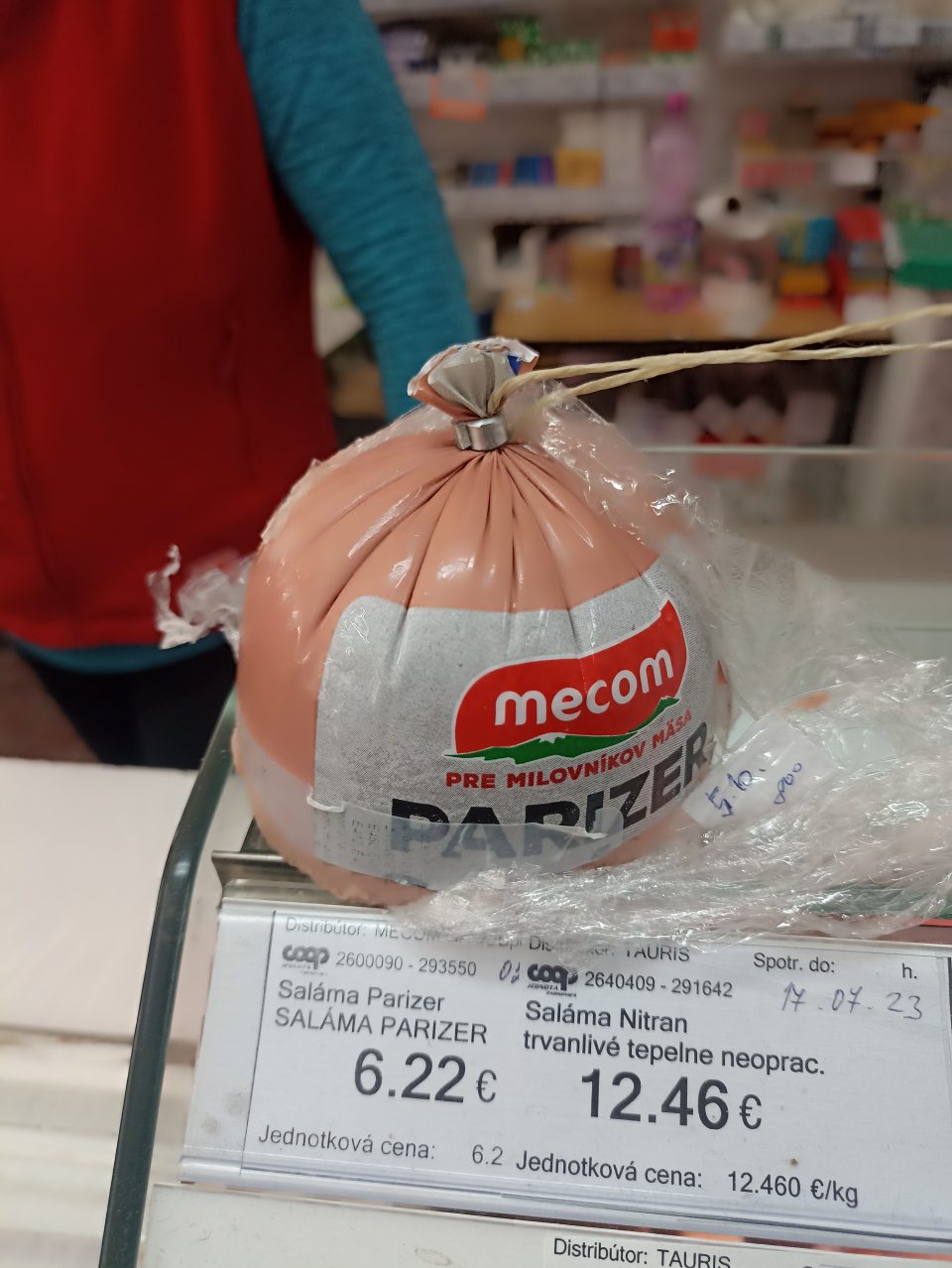 Predaj mäsového výrobku v chladiacej vitríne na mäsové výrobky bez označenia dátumu spotreby na originálnej etikete u výrobcu, údaj o dátume spotreby bol pravdepodobne odstránený pri krájaní mäsového výrobku, a to: zvyšok výrobku: PARIZER, celková hmotnosť: 0,288 kg, celková cena: 1,79 eur, výrobca: MECOM GROUP, s.r.o., Humenné 066 01, Poľná 4.