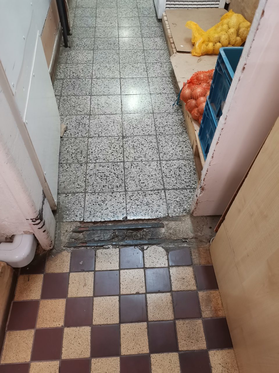 - Podlaha pri prechode z predajnej časti do manipulačnej chodby je poškodená, necelistvá, je v nej výmoľ  (v časti prahu dverí)