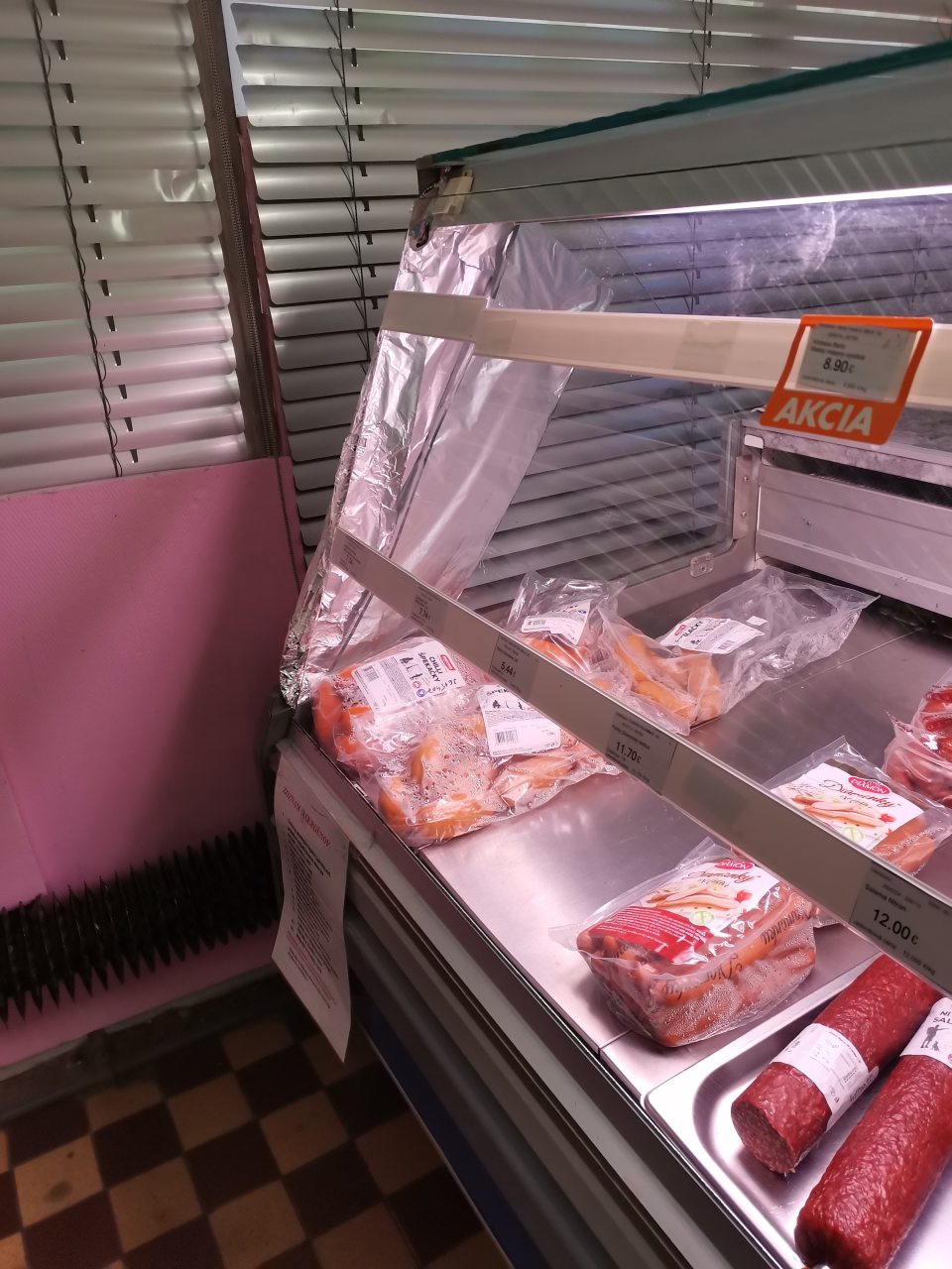- Bočná presklená časť chladiacej vitríny  určenej na uchovávanie mäsových výrobkov je poškodená, chýba časť bočnej steny a tá je vyplnená náhradným materiálom