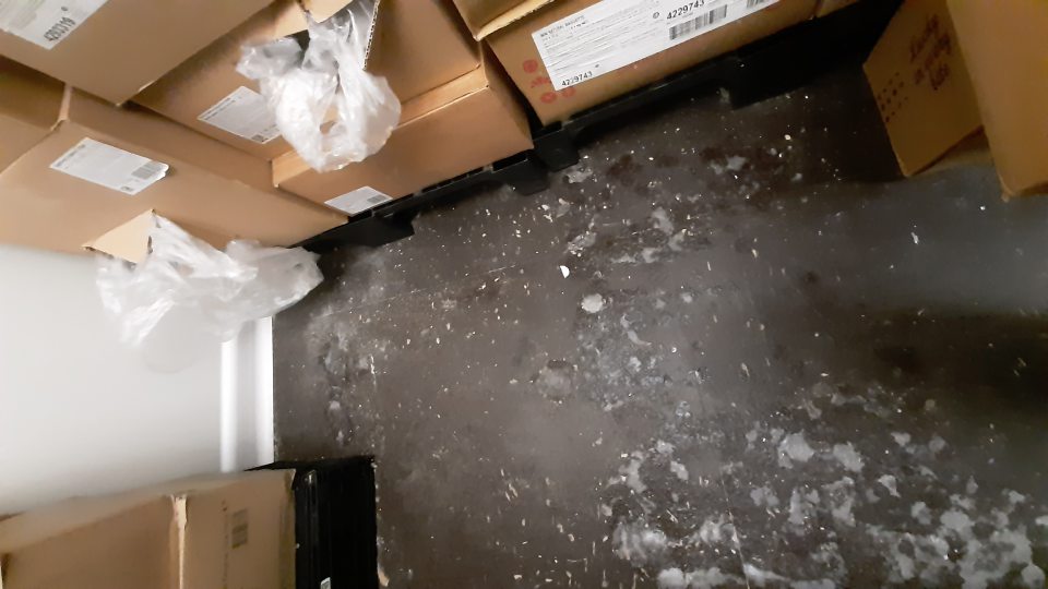 Mrazený sklad na uchovávanie hlbokozmrazených potravín bol v značnom množstve pokrytý a znečistený námrazou a to na podlahe, zárubni dverí a na strope pri kompresore.