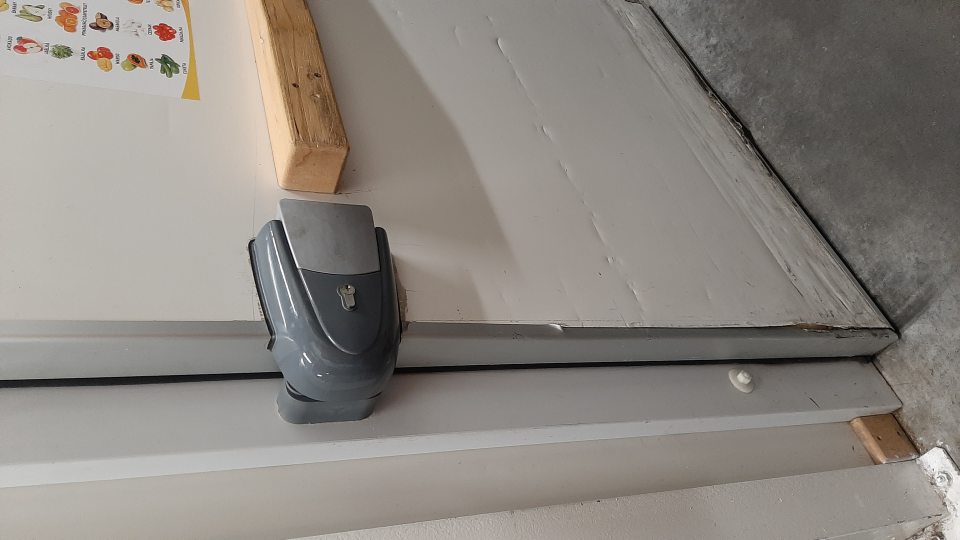 Dvere chladiaceho boxu Ovocie Zelenina boli v spodnej časti značne poškodené - vychlípený plech, poškodený náter