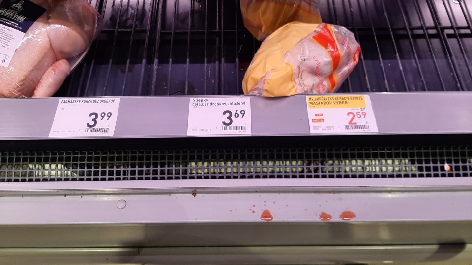 Na predajnej ploche: 1. Chladiaci box (friš) a chladiaca vaňa (friš) na uchovávanie čerstvého chladeného mäsa boli znečistené potečenou tekutinou červenej farby na viacerých miestach ložných plôch.