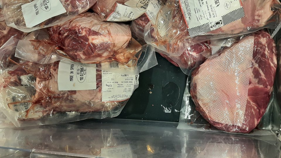 Na predajnej ploche: 1. Chladiaci box (friš) a chladiaca vaňa (friš) na uchovávanie čerstvého chladeného mäsa boli znečistené potečenou tekutinou červenej farby na viacerých miestach ložných plôch.