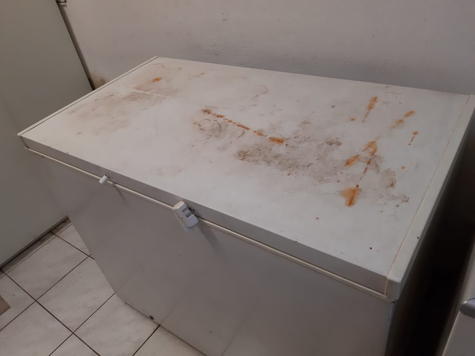 Mraziace zariadenie v manipulačnej miestnosti určené na skladovanie hlboko zmrazeného hydinového mäsa má povrch s opotrebovaným a poškodeným povrchovým náterom. 