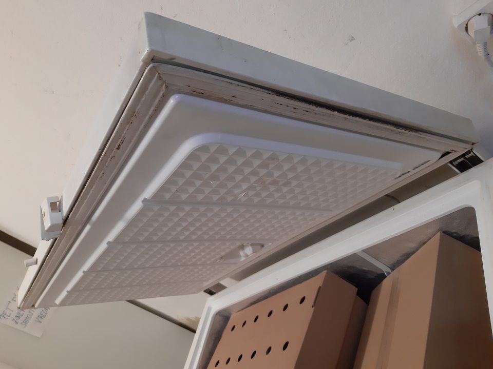 Mraziace zariadenie v manipulačnej miestnosti určené na skladovanie hlboko zmrazeného hydinového mäsa z vnútornej strany je gumové tesnenie znečistené zasušenými, nalepenými zvyškami nečistoty s porastom čiernej plesne.