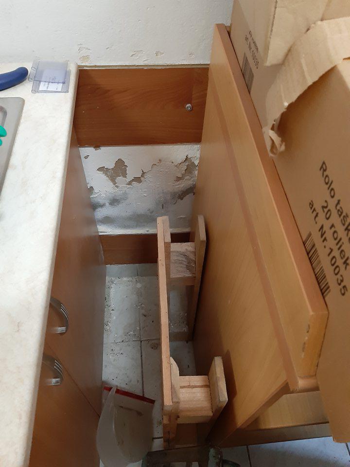 Stena v manipulačnom priestore v blízkosti  zariadenia na umývanie dreze, je poškodená, omietka opadáva a podlaha je znečistená hrubou nečistotou a zvyškami opadanej omietky.