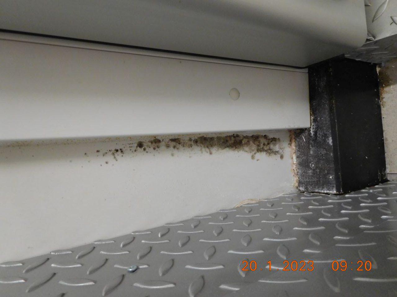  Mraziaci sklad na mrazené krémy - na stene pri vstupných dverách zistená prítomnosť plesne.