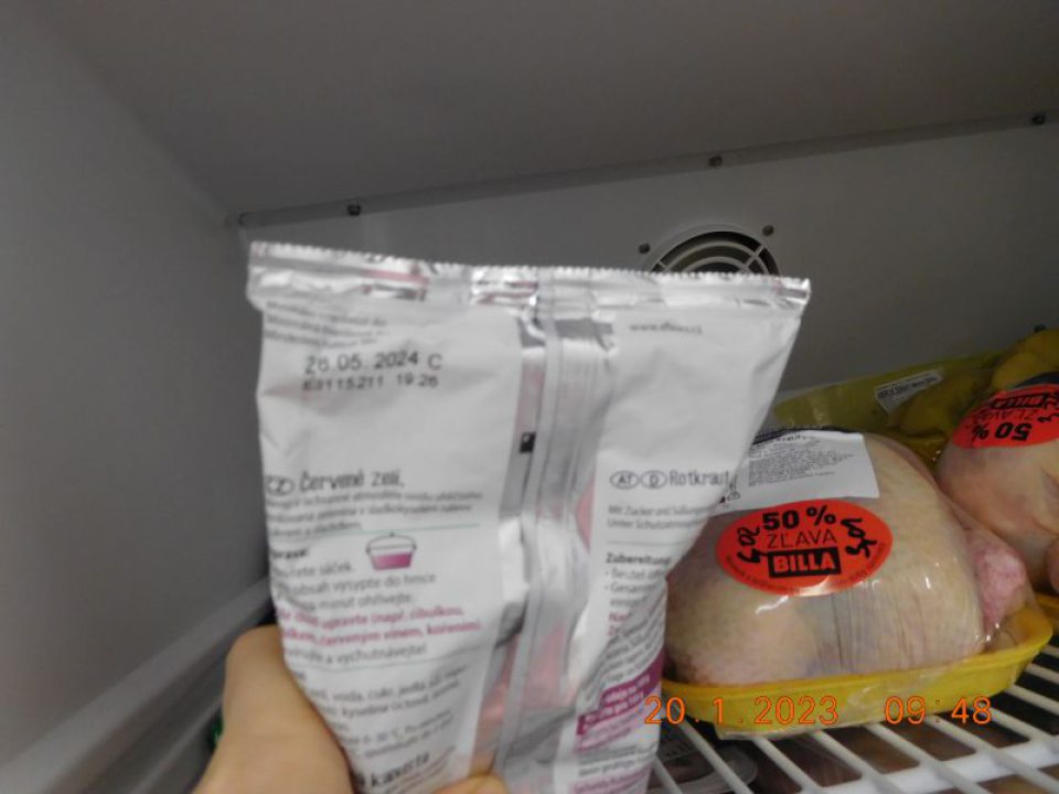  Skladovanie nezlučiteľných druhov tovarov vedľa seba v chladničke v priestore prípravy surovín do teplého pultu: Spoločné skladovanie chladeného hydinového mäsa po uplynutí dátumu spotreby s inými potravinami.