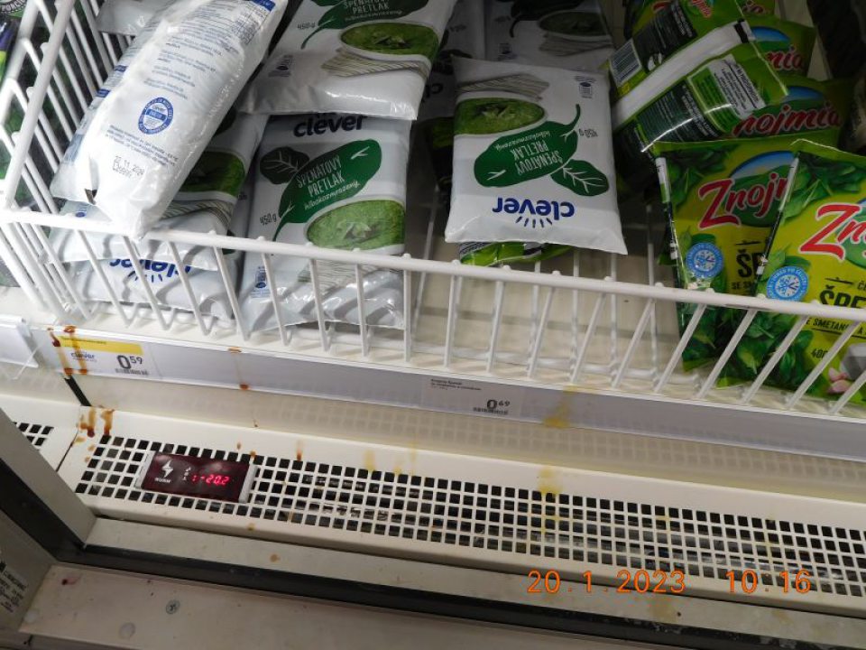 Mraziace vitríny na hlbokozmrazené hranolky, hlbokozmrazenú zeleninu znečistené potečenou tekutinou a nečistotami.