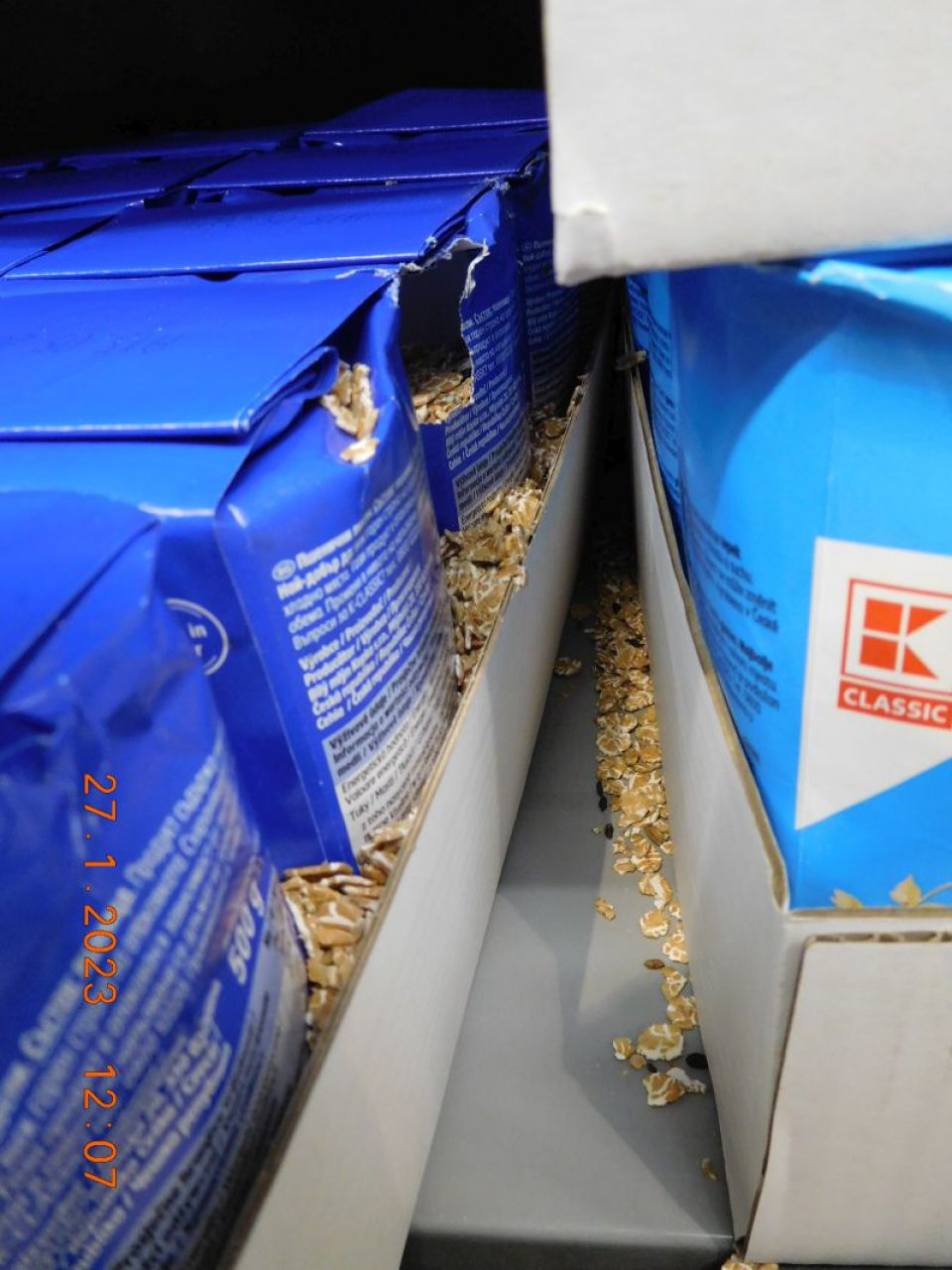 Zistený predaj 2 druhov výrobkov s poškodeným obalom v dôsledku pravdepodobného prehryzenia hlodavcami.