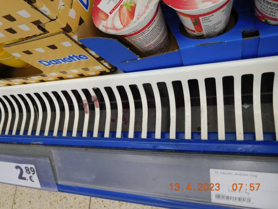 Znečistenie mriežok chladiacich zariadení na mäso a mliečne výrobky v priestore predajne potečením, prachom a hrubými nečistotami.
