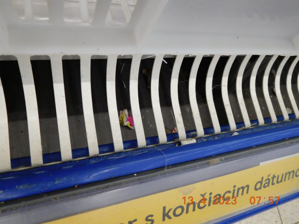 Znečistenie mriežok chladiacich zariadení na mäso a mliečne výrobky v priestore predajne potečením, prachom a hrubými nečistotami.