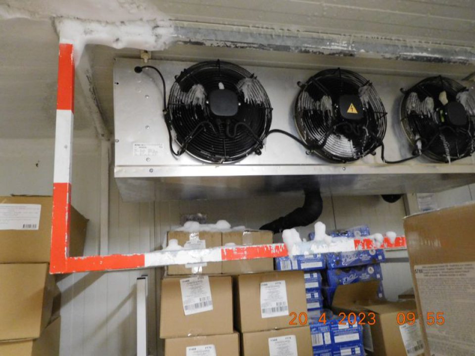 V mraziacom boxe zistená hrubá námraza na strope, stenách a mraziacom agregáte a na obaloch potravín pod chladiacim agregátom.