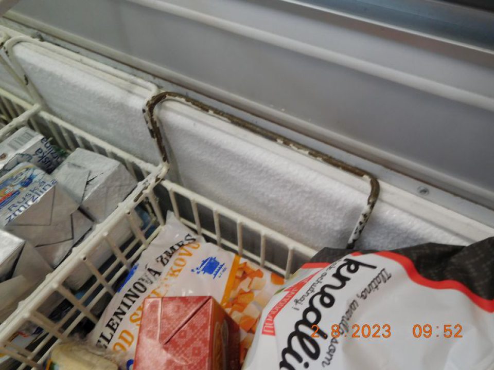 Košíky v mraziacom boxe s porušenou povrchovou úpravou, hrdzavé.